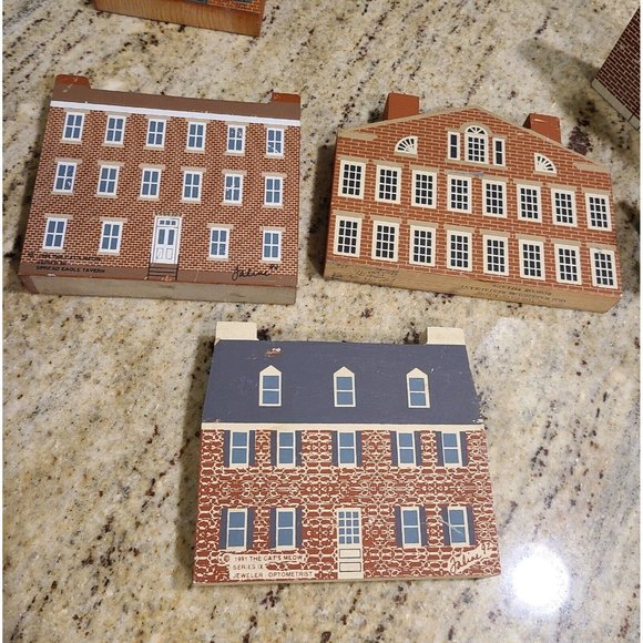 VINTAGE THE CAT'S MEOW LOT OF 9 WOODEN VILLAGE BUILDINGS FALINE SIGNED - Picture 7 of 12